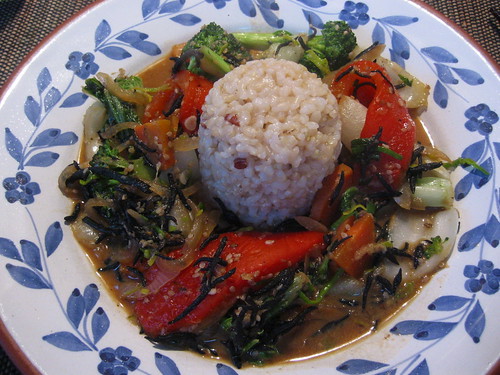 Vegetables and hijiki in miso sauce with brown rice