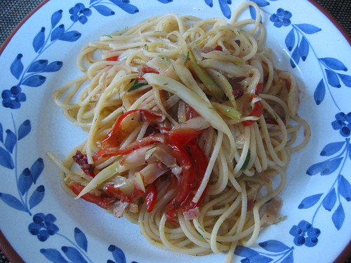 Spaghetti with fresh and dried tomatoes, fennel and pancetta